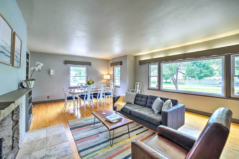 Cozy Abode ~ 3 Mi to Indiana Dunes Nat'l Park