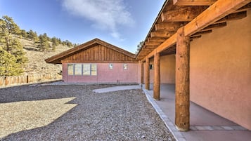 Un bâtiment à l’extérieur en bois et une allée gravillonnée.