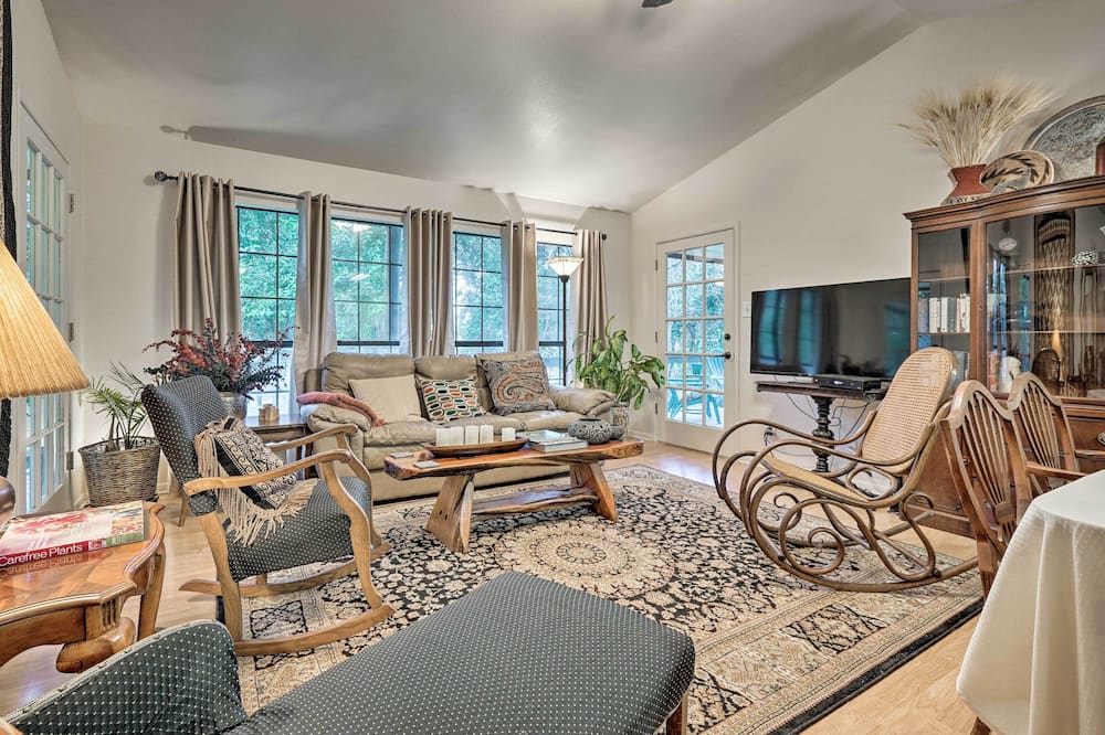 Riverfront Martindale House w/ 2 Covered Decks - Staples, TX