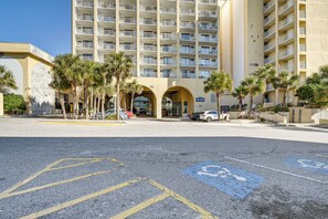 Interior - 4 Mi to Broadway at the Beach: Oceanfront Getaway (Myrtle Beach)