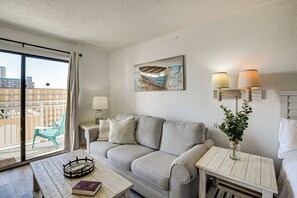 Apartment (0 Bedroom) | Interior - 4 Mi to Broadway at the Beach: Oceanfront Getaway (Myrtle Beach)