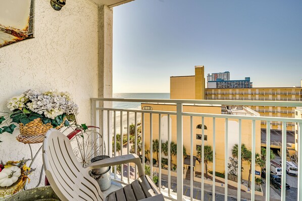 Interior - 4 Mi to Broadway at the Beach: Oceanfront Getaway (Myrtle Beach)