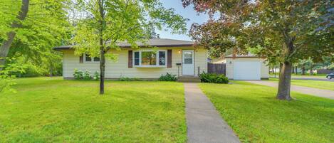 House (4 Bedrooms) | Exterior