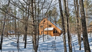 A wooden cabin surrounded by trees in a snowy landscape. - Cozy Conway Area Home ~ 4 Mi to Cranmore Mountain! (Intervale)