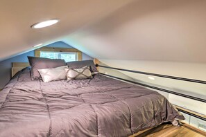 Apartment (0 Bedroom) | Interior - Studio w/ Loft, Hot Tub & Views in Marshall! (Marshall)