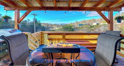 Studio w/ Loft, Hot Tub & Views in Marshall!