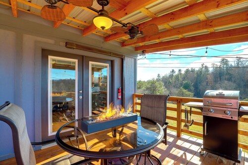 Studio w/ Loft, Hot Tub & Views in Marshall!