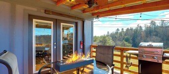 Studio w/ Loft, Hot Tub & Views in Marshall!