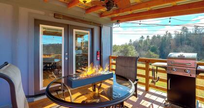 Studio w/ Loft, Hot Tub & Views in Marshall!