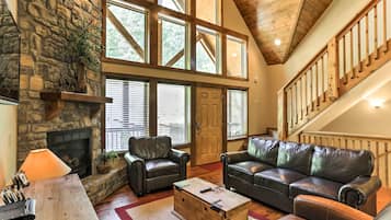 House (5 Bedrooms) | Living area | TV