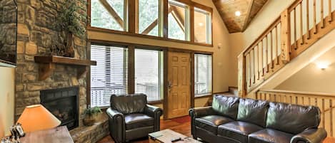 Casa (5 Bedrooms) | Zona de estar | Una televisión