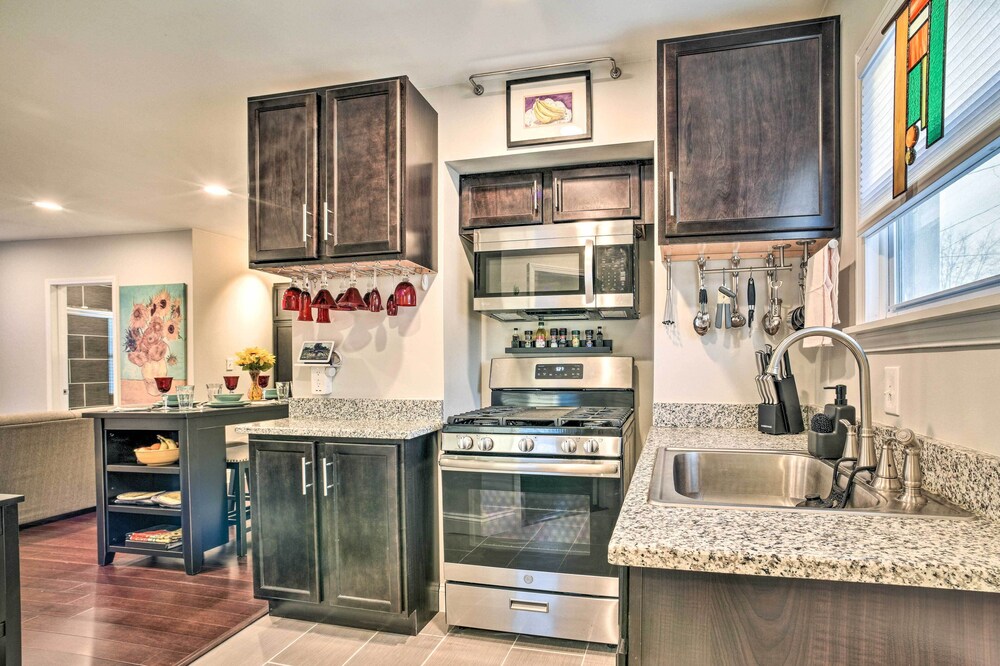 Lovely Dearborn Home w/ Gas Grill & Backyard!