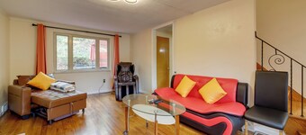 Cute Home w/ Patio ~ 7 Mi to Dtwn Pittsburgh