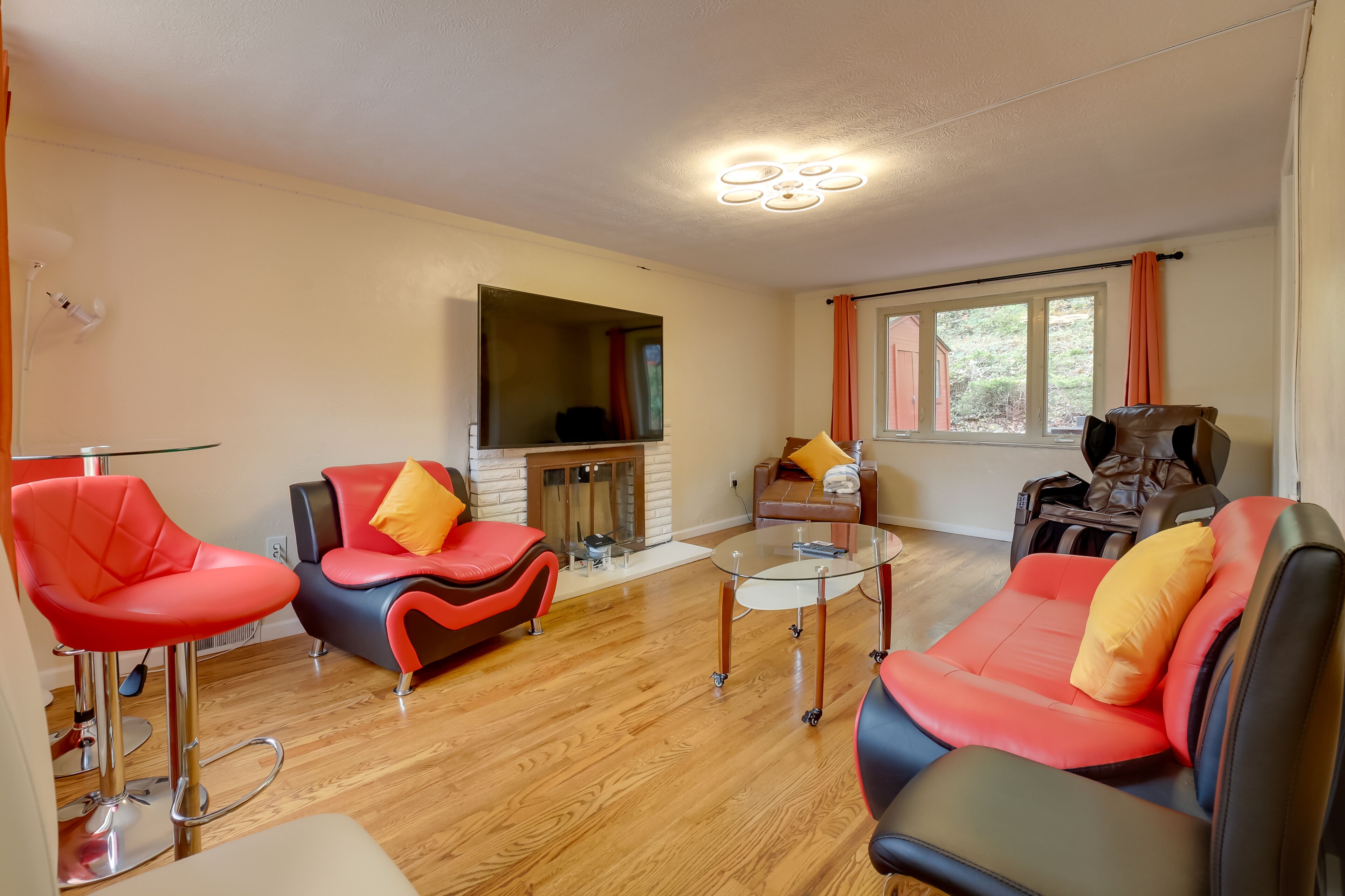 Cute Home w/ Patio ~ 7 Mi to Dtwn Pittsburgh