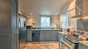 House (4 Bedrooms) | Private kitchen | Microwave, dishwasher, cookware/dishes/utensils, paper towels