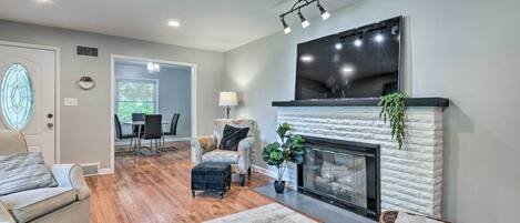 Télévision, cheminée, livres