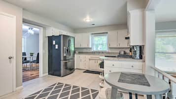 House (3 Bedrooms) | Private kitchen | Microwave, oven, stovetop, dishwasher