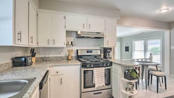 House (3 Bedrooms) | Private kitchen | Microwave, oven, stovetop, dishwasher