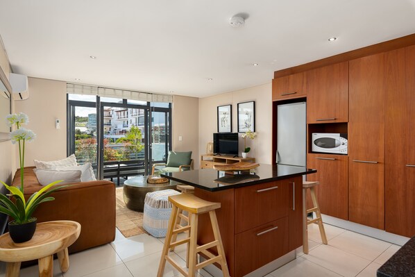 Apartamento exclusivo | Área de estar | TV de tela plana 50 polegadas com canais a cabo, TV, Netflix