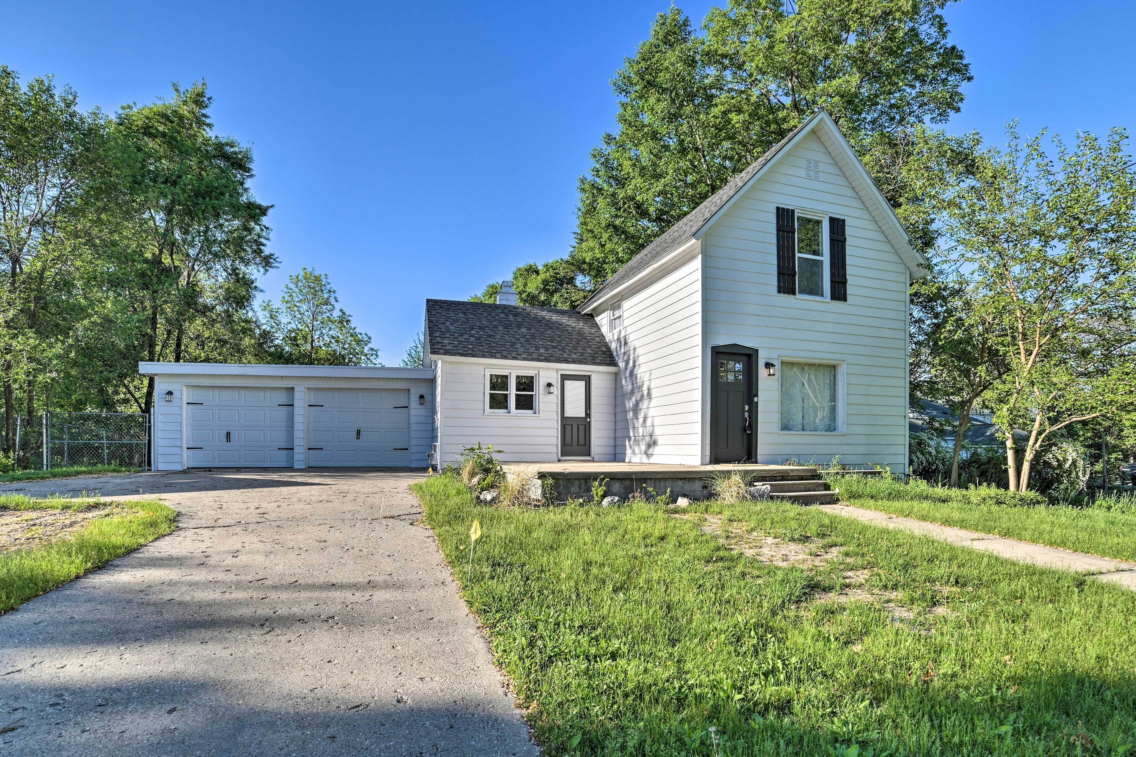 Bellaire Home w/ Yard ~ 4 Miles to Torch Lake