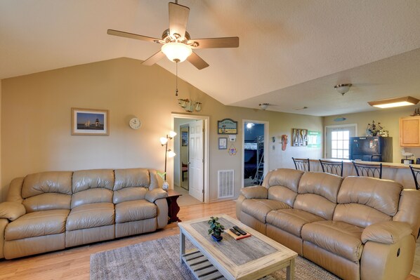 Interior - Walk to Shore & Restaurants: Surfside Beach Home! (Freeport)
