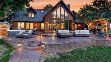 House (5 Bedrooms) | Interior