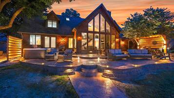 House (5 Bedrooms) | Exterior