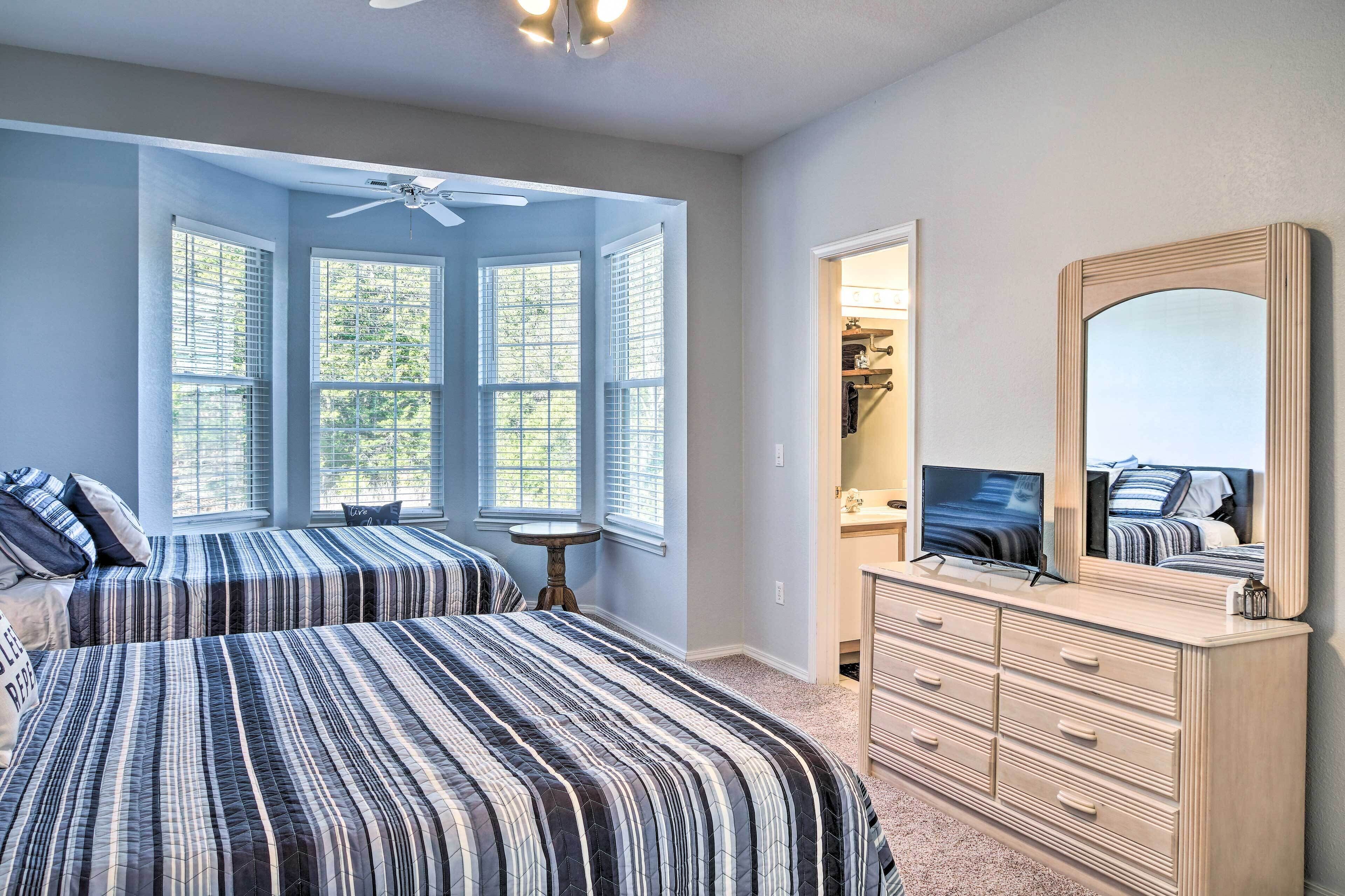 Condo in Lakefront Resort w/ Boat Launch & Pool!