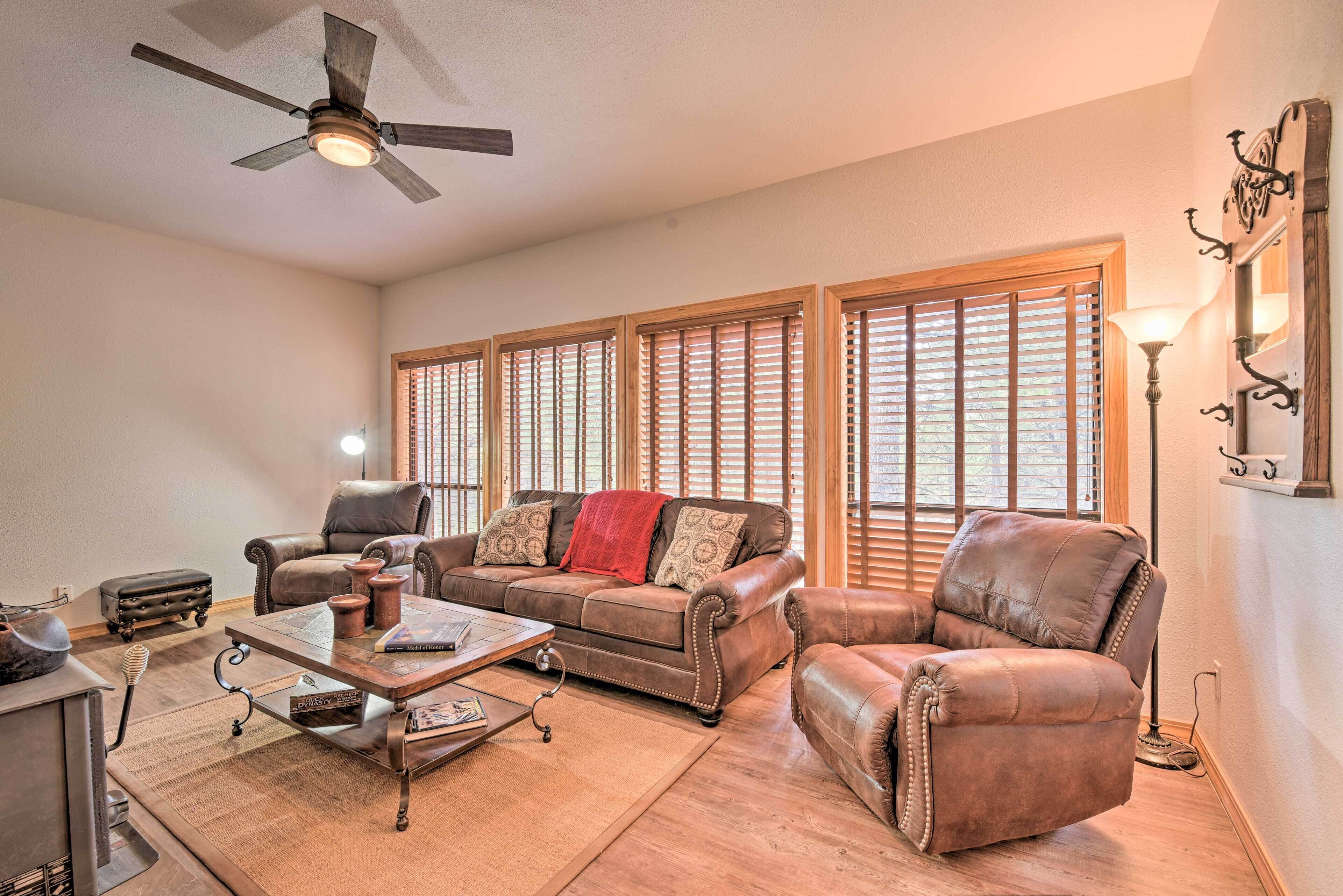 Cabin in the Woods 6 Mi to Angel Fire Resort!