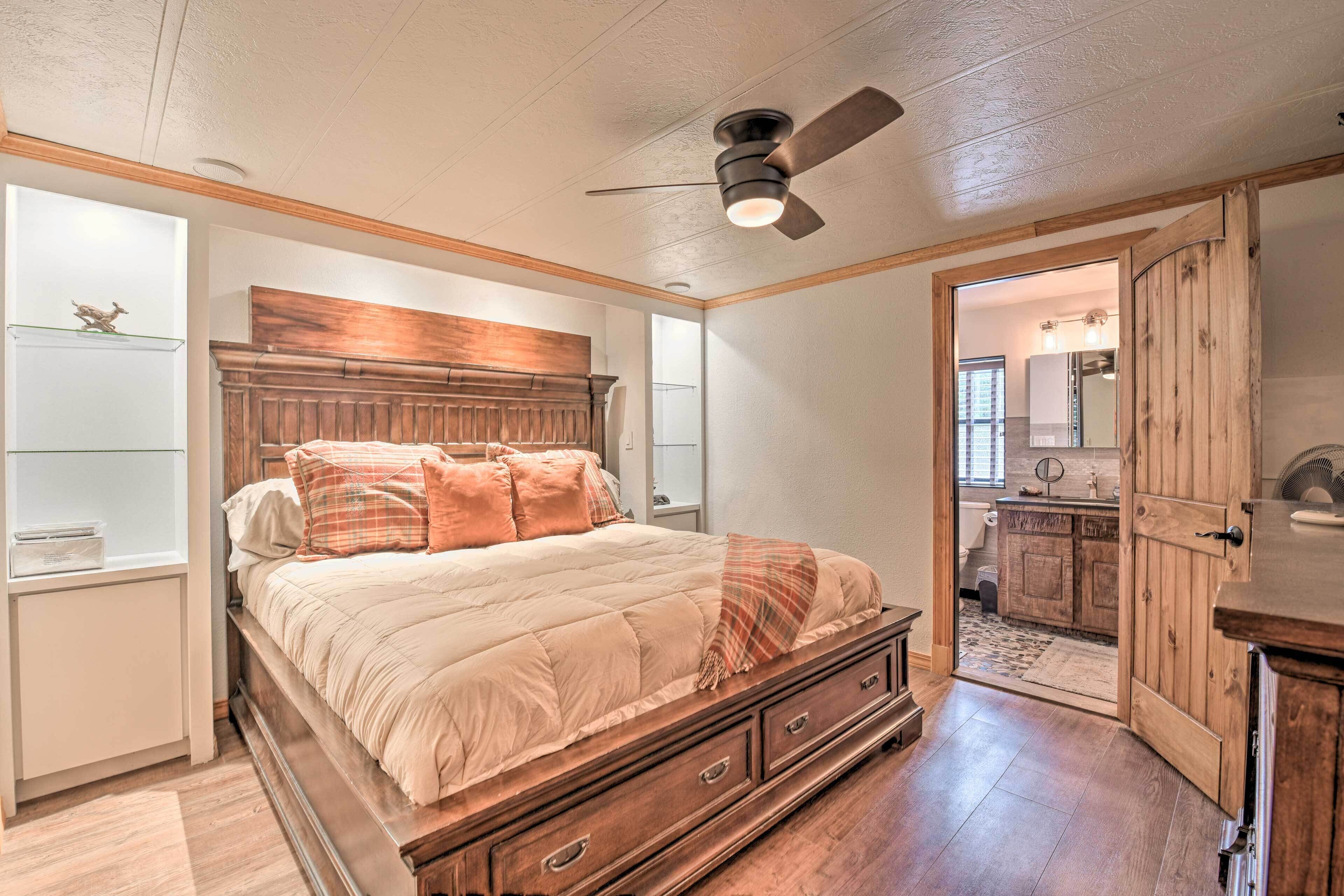 Cabin in the Woods 6 Mi to Angel Fire Resort!