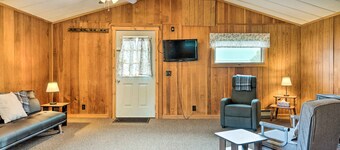 Cozy Franconia Cottage w/ Community Pool & Hot Tub