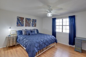 3 bedrooms, bed sheets - Waterfront Granbury Home: Easy Lake Access! (Granbury)