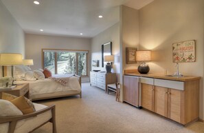 3 bedrooms, free WiFi, bed sheets - Updated Ski in/Ski Out Condo - Corner Unit - Two Decks - Awesome Slope Views (Durango)