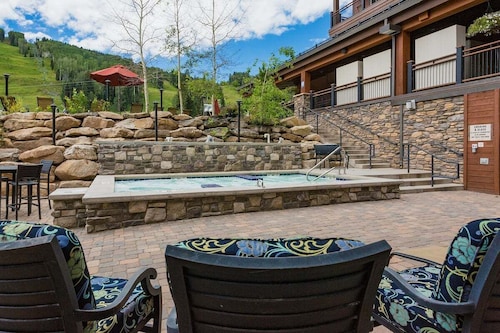 Updated Ski in/Ski Out Condo - Corner Unit - Two Decks - Awesome Slope Views