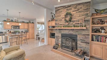 House (3 Bedrooms) | Living area