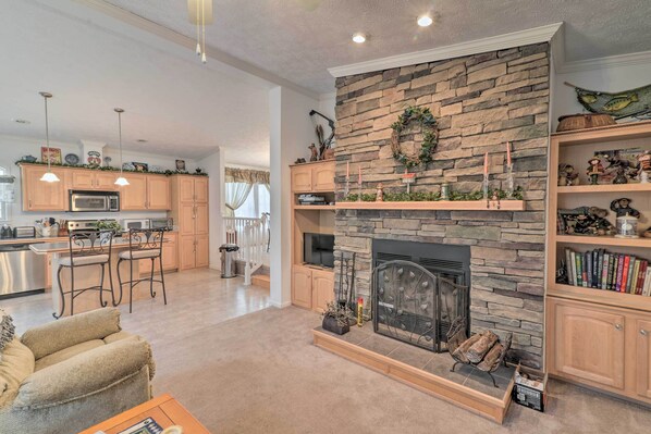 Casa (3 Bedrooms) | Área de sala de estar | Televisión y chimenea 