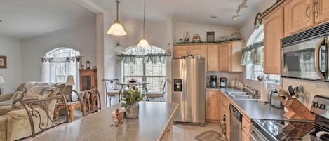House (3 Bedrooms) | Private kitchen | Microwave, dishwasher, cookware/dishes/utensils, paper towels