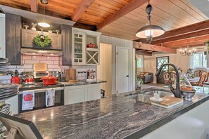 Casa de campo (4 Bedrooms) | Cocina privada | Lavavajillas, licuadora, utensilios de cocina y máquina de hielo 