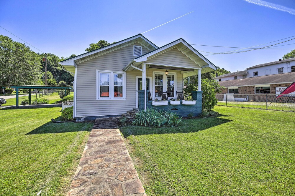 Cozy Damascus Cottage w/ Porch & Trail Access!