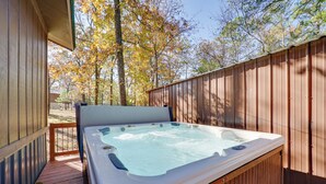 A hot tub on a wooden deck with a wooden fence and trees in the background. - Private Hot Tub & Deck! Broken Bow Group Getaway (Broken Bow)