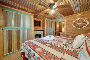 House (6 Bedrooms) | Interior - Private Hot Tub & Deck! Broken Bow Group Getaway (Broken Bow)