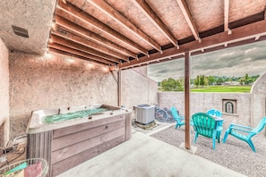 A hot tub under a wooden pergola with a view of a green landscape. - 'villa Con Vista' w/ Putting Green & Hot Tub! (Ruidoso)