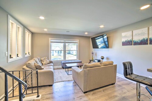 Inviting Home w/ Deck, 22 Mi to Indiana Dunes