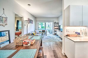 TV, books - Charming Waterfront Condo w/ Resort Amenities (Richmond)