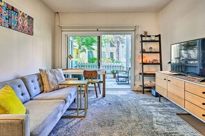 TV, books - Charming Waterfront Condo w/ Resort Amenities (Richmond)