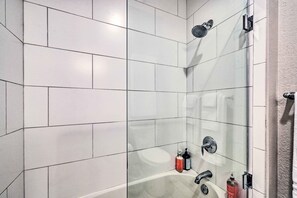 Bathroom - Charming Waterfront Condo w/ Resort Amenities (Richmond)
