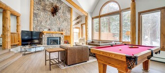Luxury Keystone Cabin w/ Hot Tub, 1 Mi to Lifts!