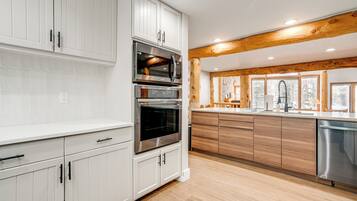 House (6 Bedrooms) | Interior