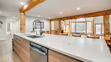House (6 Bedrooms) | Interior