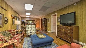 House (5 Bedrooms) | Interior